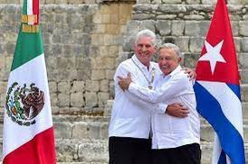 ealbarrann's tweet photo. Mientras uno denigra a México el otro lo enaltece https://t.co/Nqf2qZk5Wk
