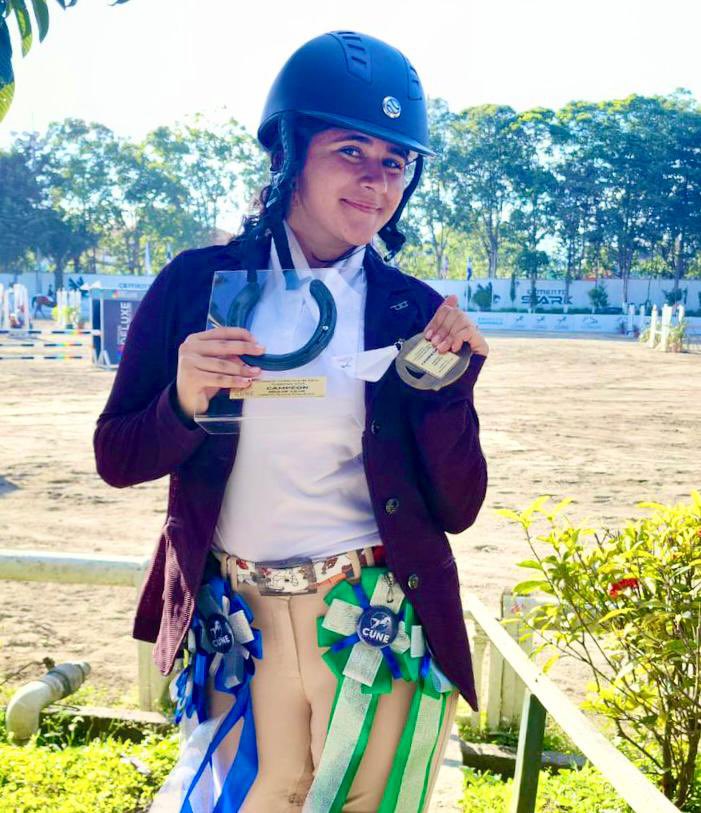 indeselsalvador's tweet photo. 🏇

Sienna Martin y Unike se coronaron campeones de la categoría amplia 0.80 cm e Isabel Martínez, con Zumayo, logró segundo lugar de esta misma categoría, en el puntaje acumulado del Concurso Invitacional/Internacional de Salto Cune 2023, en Guatemala.  

#ConstruyendoElCamino https://t.co/jAuWSe0RNn