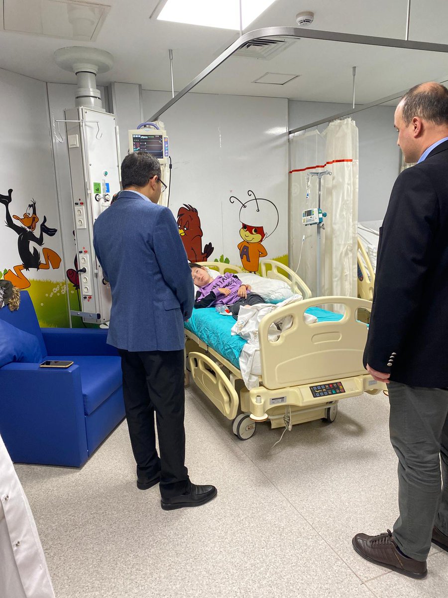 TC_Bagcilar's tweet photo. Kaymakamımız Abdullah UÇGUN, Bağcılar Eğitim ve Araştırma Hastanesinde tedavi gören depremzede vatandaşlarımızı ziyaret etti. Vatandaşlarımıza acil şifalar dileriz. https://t.co/r6f3Z0fEGO