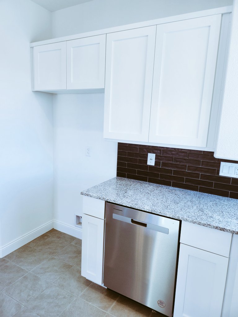 vicvTV's tweet photo. ๐Final home inspection/walkthrough early this morning and no fridge yet or hardware on cabinets lol..."coming tomorrow" we'll see....but V-day came a day early for my wife! #FelizValentine ๐ #NewCasa ๐ #LifeRoadmap ๐๏ธ #Thursday ๐๏ธ https://t.co/KJyMTas2At