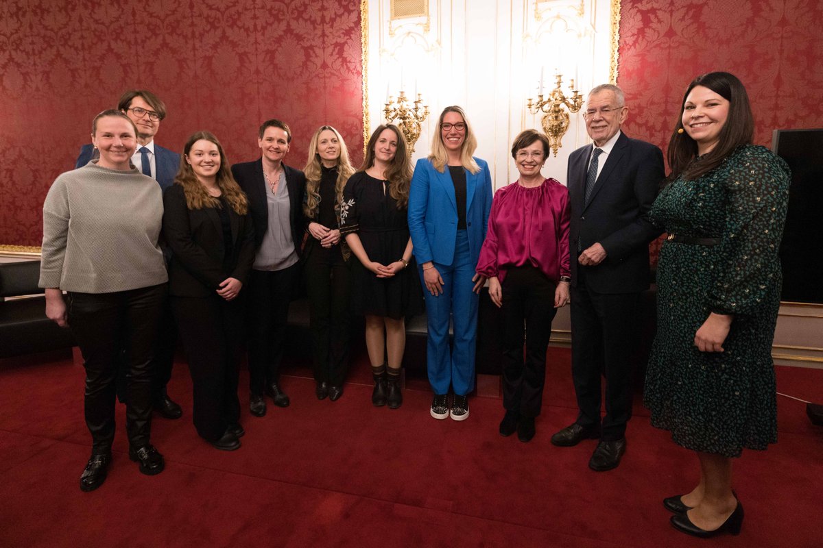 vanderbellen's tweet photo. (2/2) Das Projekt #SHEgoesDIGITAL ermöglicht Frauen & Mädchen in unterschiedliche Unternehmenswelten einzutauchen & die Berufschancen der Digitalisierung zu entdecken und praktisch zu erproben. Sie ebnen damit den Weg in eine chancengerechte Zukunft. Sie sind diese Zukunft! (vdb) https://t.co/Y0v2kvLQtc