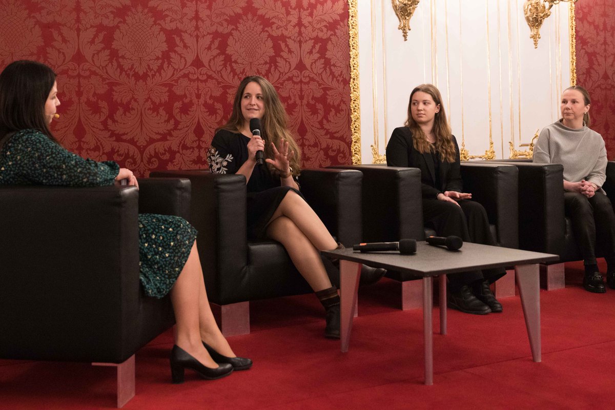 vanderbellen's tweet photo. (2/2) Das Projekt #SHEgoesDIGITAL ermöglicht Frauen & Mädchen in unterschiedliche Unternehmenswelten einzutauchen & die Berufschancen der Digitalisierung zu entdecken und praktisch zu erproben. Sie ebnen damit den Weg in eine chancengerechte Zukunft. Sie sind diese Zukunft! (vdb) https://t.co/Y0v2kvLQtc