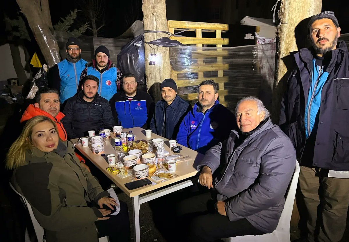 yeldagokcan's tweet photo. 🇹🇷 Gaziantep İslahiye’de günde 15 bin depremzede kardeşimiz için sıcak yemek çıkartan Amasya Müftülügü ekibini ziyaret ettik. https://t.co/WL7UFE1GpD
