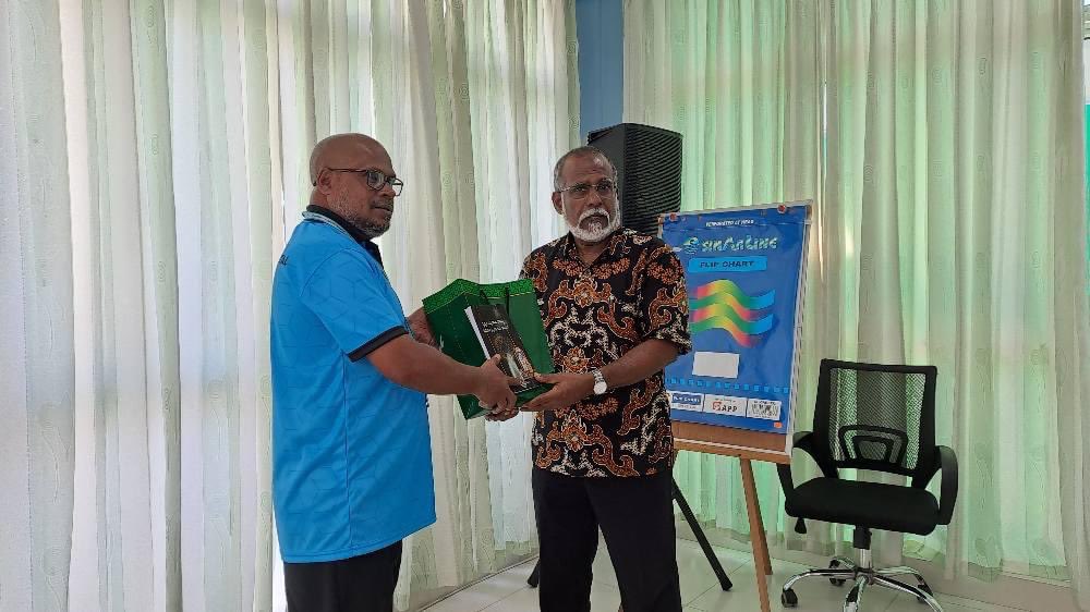 urh_mv's tweet photo. Vice-Chancellor of the Islamic University of Maldives, Dr. Ibrahim Zakariyya Moosa met the management of #URH and Donated books to #URH library. In this meeting Dr.Zakariyya shared the opportunities of #IMU courses held in ungoofaaru outreach Centre in the year 2023. https://t.co/KATHxsXLDj