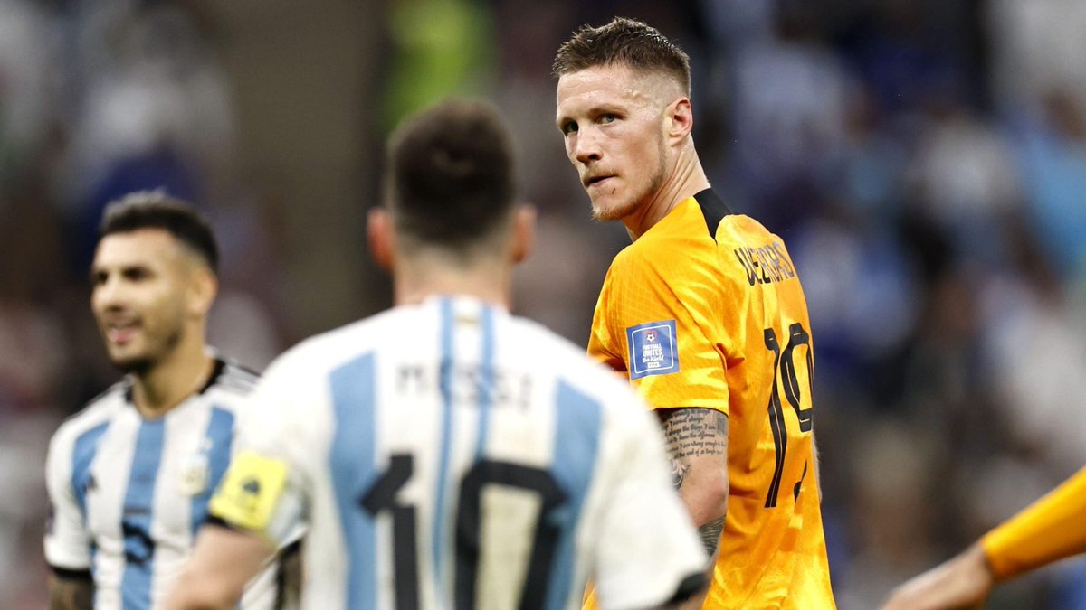 MessiFanatic_'s tweet photo. Weghorst must pay for his sin Thursday. The audacity to even look at Messi like that. https://t.co/w0pIOm9rTc