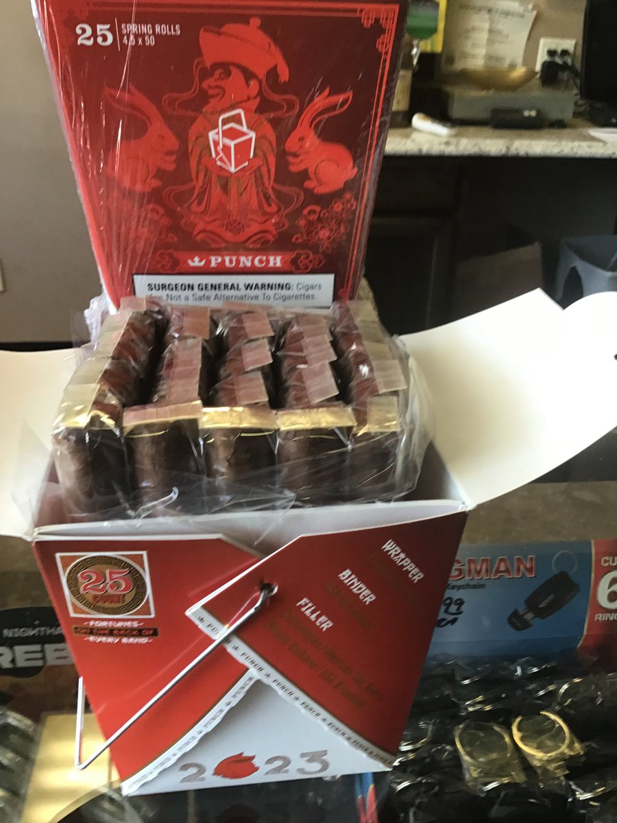 MikesCigarRoom's tweet photo. Now (finally) in: Punch Spring Rolls! The 5th in a VERY popular series from Punch Cigars. Tasty and a great value! #punchspringroll #punchcigars #punchcigar #springrollcigar #springrollcigars https://t.co/FgNzgz3Mpe