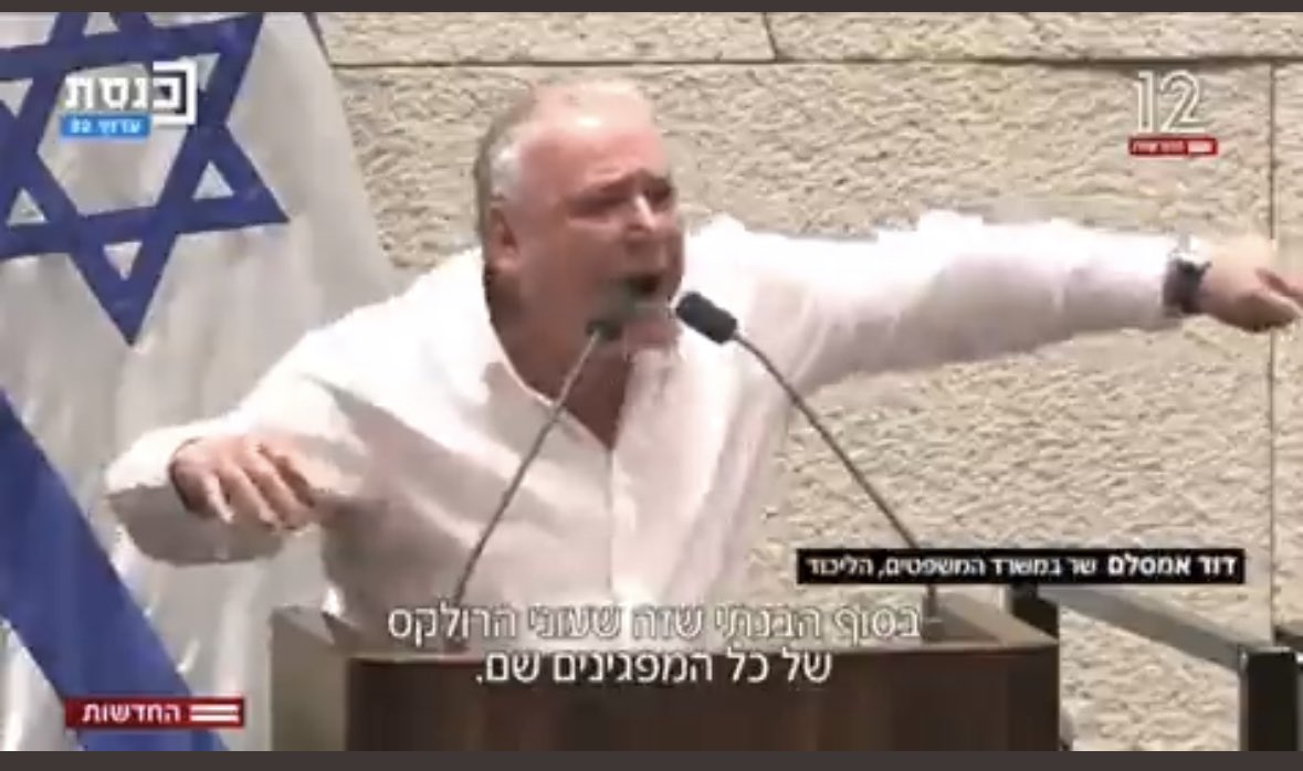 LittleMoiz's tweet photo. אז דודי חמודי אמסלם קיבל ג׳וב וחזר לפתוח ג׳ורה.
הוא טוען שהרולקסים של המפגינים נצצו.
דודי חמודי שכח שהוא בישל לשבת עם שעון (לינק בתגובות).
ועוד איזה שעון...
של Cartier Ballon Bleu
שעון שעולה 25000₪~
אך דודי דודי.
יא אליטה אחד!
בוא להפגין איתנו. https://t.co/fyEbVAvSWa