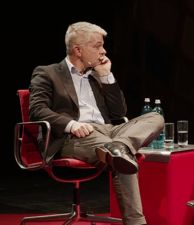 Actually_Robin_'s tweet image. Der Moment wenn dein Gesprächspartner als Professor mit einem Autoritätsargument kommt anstatt seine Logik darzulegen #streitclub