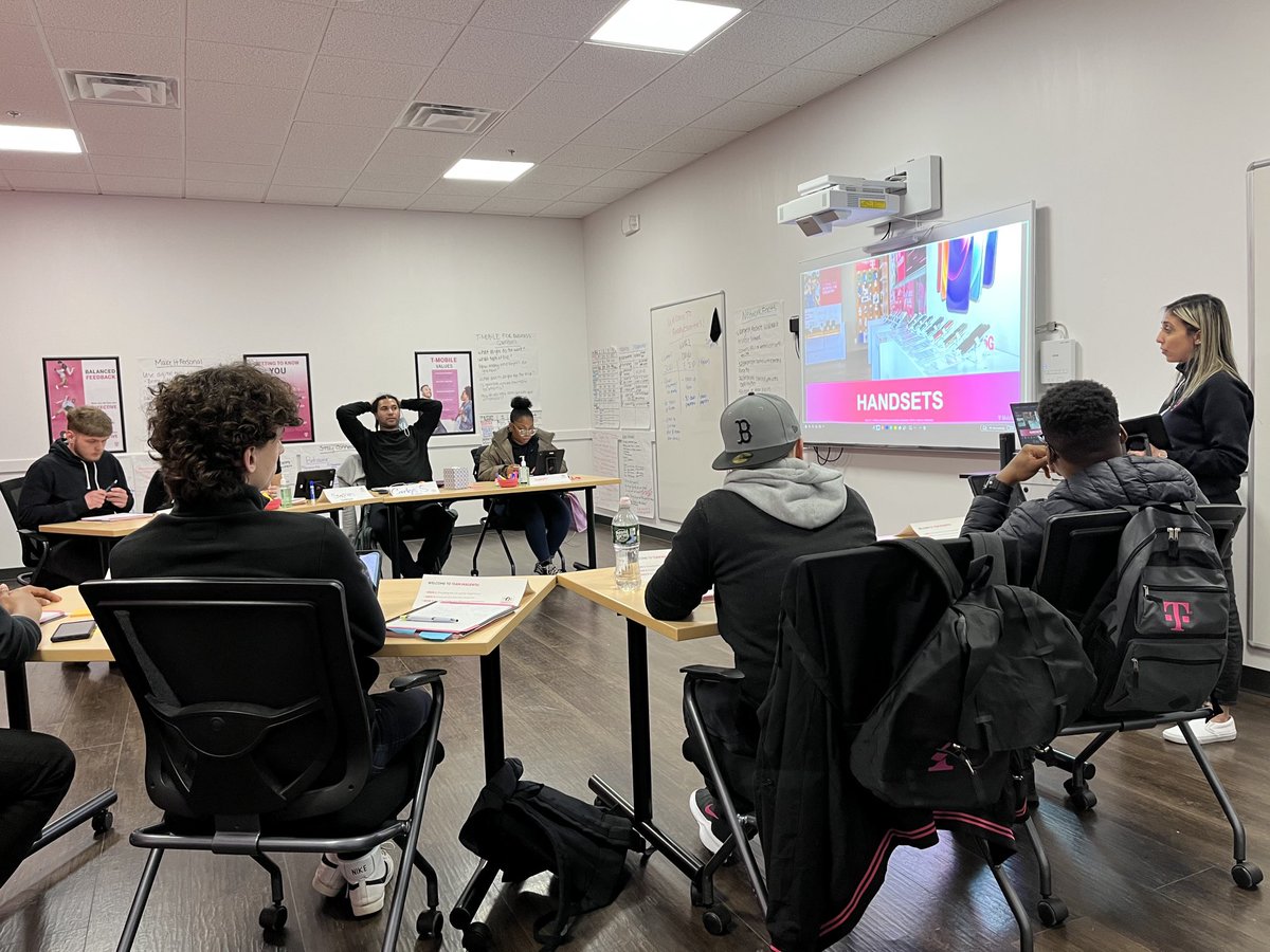 Engaging in the CLC!? FTM, Aya Abdelaal makes it happen! Her new hires are asking great questions and are quick to volunteer to practice! Building knowledge and confidence all day long! ⁦<a href="/Starandzipper/">Robin Plimpton</a>⁩ ⁦<a href="/MegSetzer/">Meghan Setzer</a>⁩ ⁦<a href="/HollyJoyRamos/">Holly Ramos</a>⁩