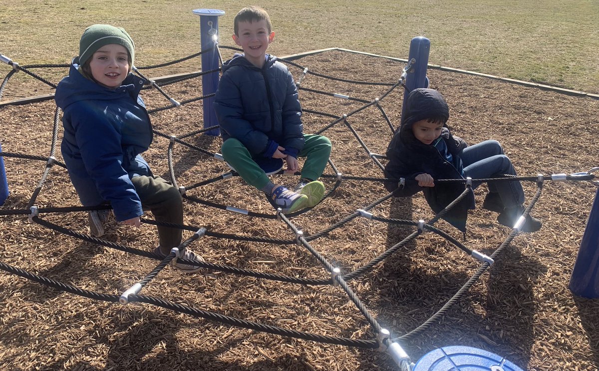 rschiller_2's tweet photo. These first graders give our new playground a big thumbs up👍 ⁦@OceansideSch2⁩ https://t.co/5s8usYJRpl