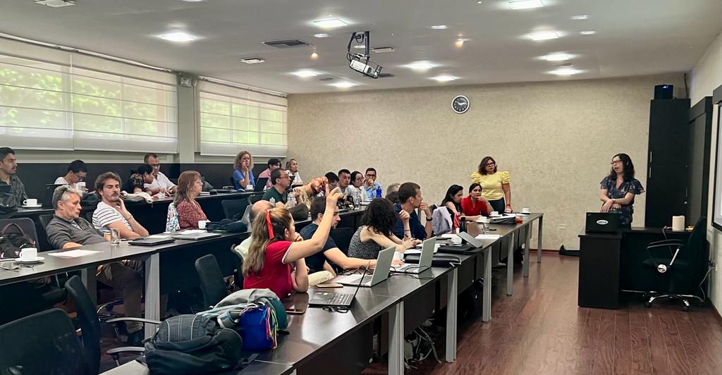 UEenEcuador's tweet photo. 📢El equipo #ClimaLoCa está en @espol compartiendo en su reunión anual, los avances del proyecto y están trabajando en identificar cómo sus iniciativas pueden generar más soluciones viables para mejorar la resiliencia de la cadena de cacao en 🇨🇴 🇪🇨 🇵🇪  

#CambioClimatico #Cadmio https://t.co/O75MIfA2Pv