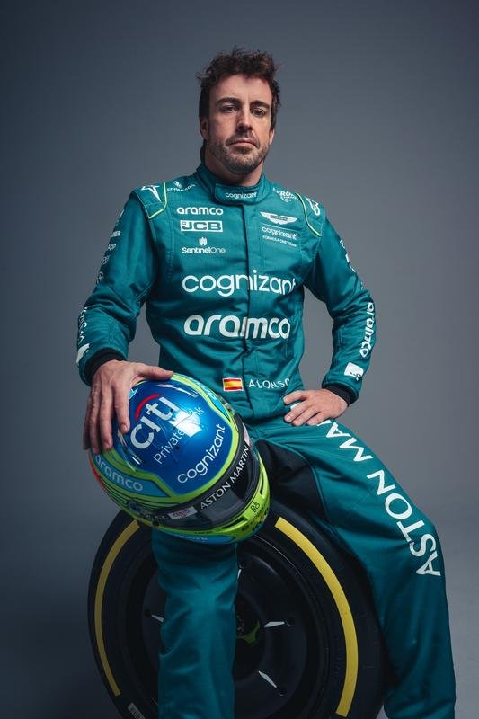 SoyMotor's tweet photo. Los colores de Aston Martin para 2023... ¡y el casco de @alo_oficial!

¿Os gusta? 

(📸 @CircuitoMuseoFA) #F1 #AMR23 https://t.co/RxBnmdIkmc