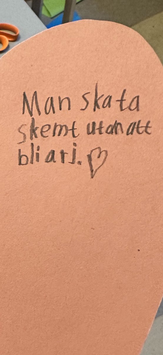 bad mina lågstadieelever att skriva tre bra egenskaper hos en vän och ett av barnen träffade mitt i prick