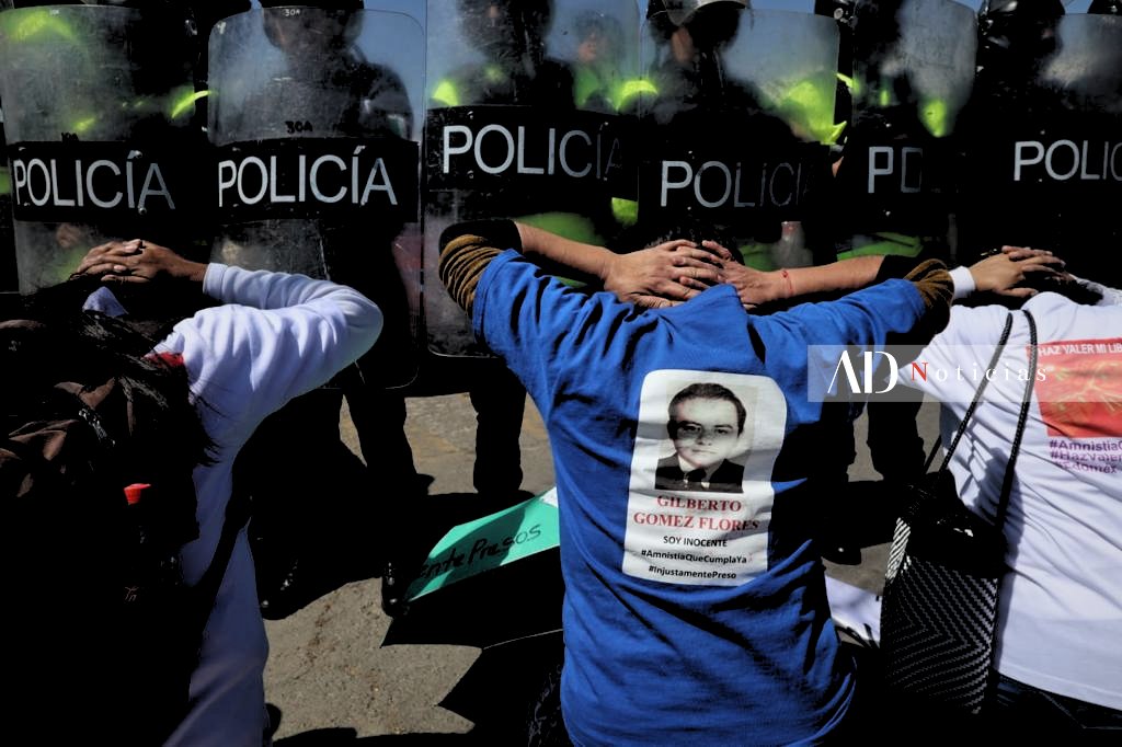 ADNoticiasMex's tweet photo. A modo de protesta, se hincaron frente a ellos representando la represión policial de la que son víctimas miles de personas en #México.

📸 Uriel García 
Visita https://t.co/cRoR3uZWV1 https://t.co/EYyQKRufTQ