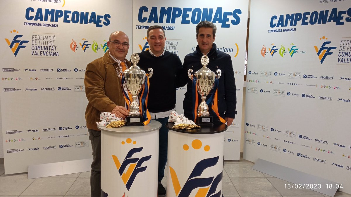 JuanAntmotilla's tweet photo. El trabajo bien hecho, el esfuerzo y la enseñanza tienen sus recompensas.
Hoy hemos recibido las copas de campeones de liga de dos equipos de la escuela.
Zafranar Avanza. @cdzafranar1997 https://t.co/p2IzdY5xX7