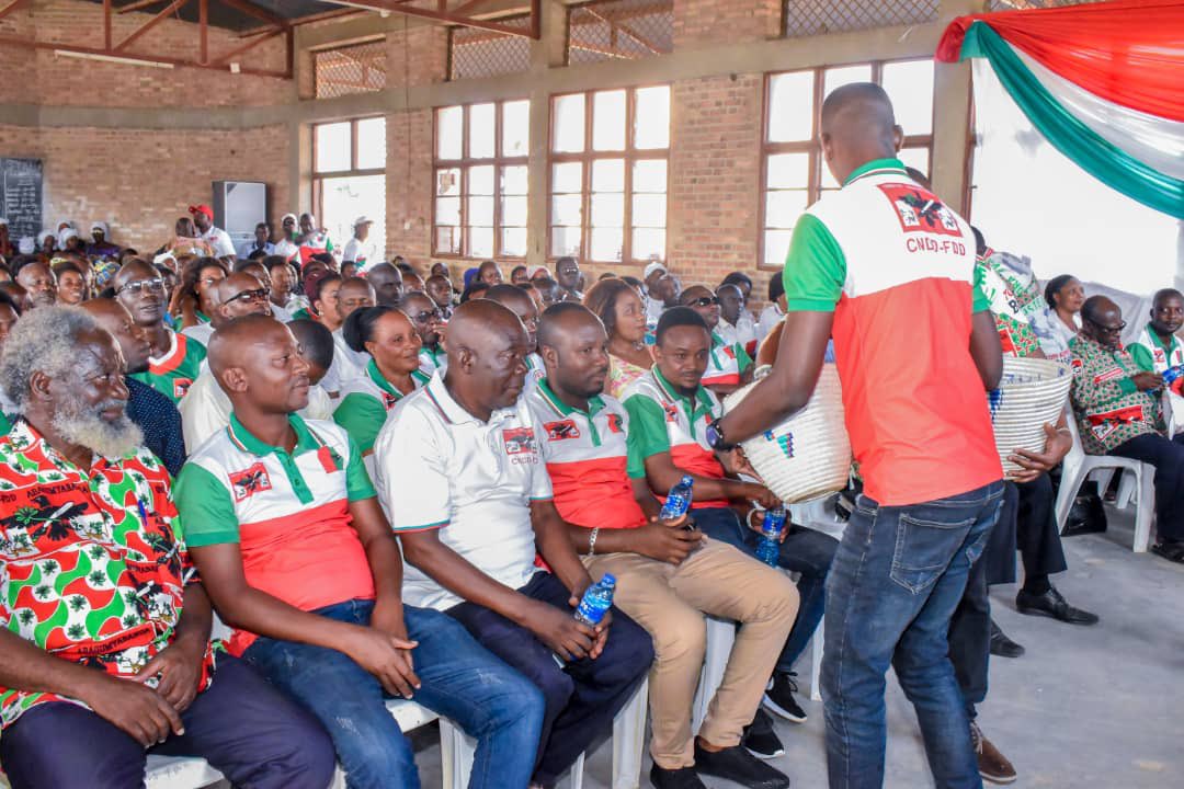 2/2 Umunyamabanga w’umugambwe <a href="/cnddfdd/">CNDD-FDD</a> muri @MairieBuja <a href="/MDidmond/">Mvukiye Didmond</a> yibukije indongozi ko zikwiye kwitwararika abo zijejwe atankuzi kugira Umurundi wese yumve gukunda no gukorera igihugu mumahoro n'umutekano. Maze umunwa wose uronke ico ufungura, Umufuko wose uronke amafaranga.