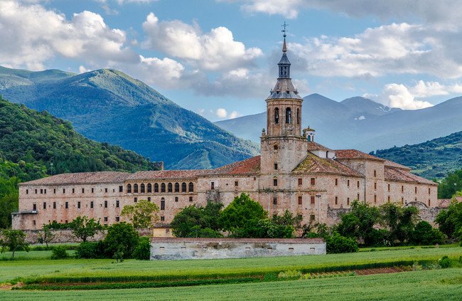 En La Rioja se encuentra la cuna del castellano, concretamente en el Monasterio de San Millán de la Cogolla, donde se compusieron las Glosas Emilianenses. Este monumento está declarado #PatrimonioMundial y realmente se divide en dos cenobios: Suso y Yuso.