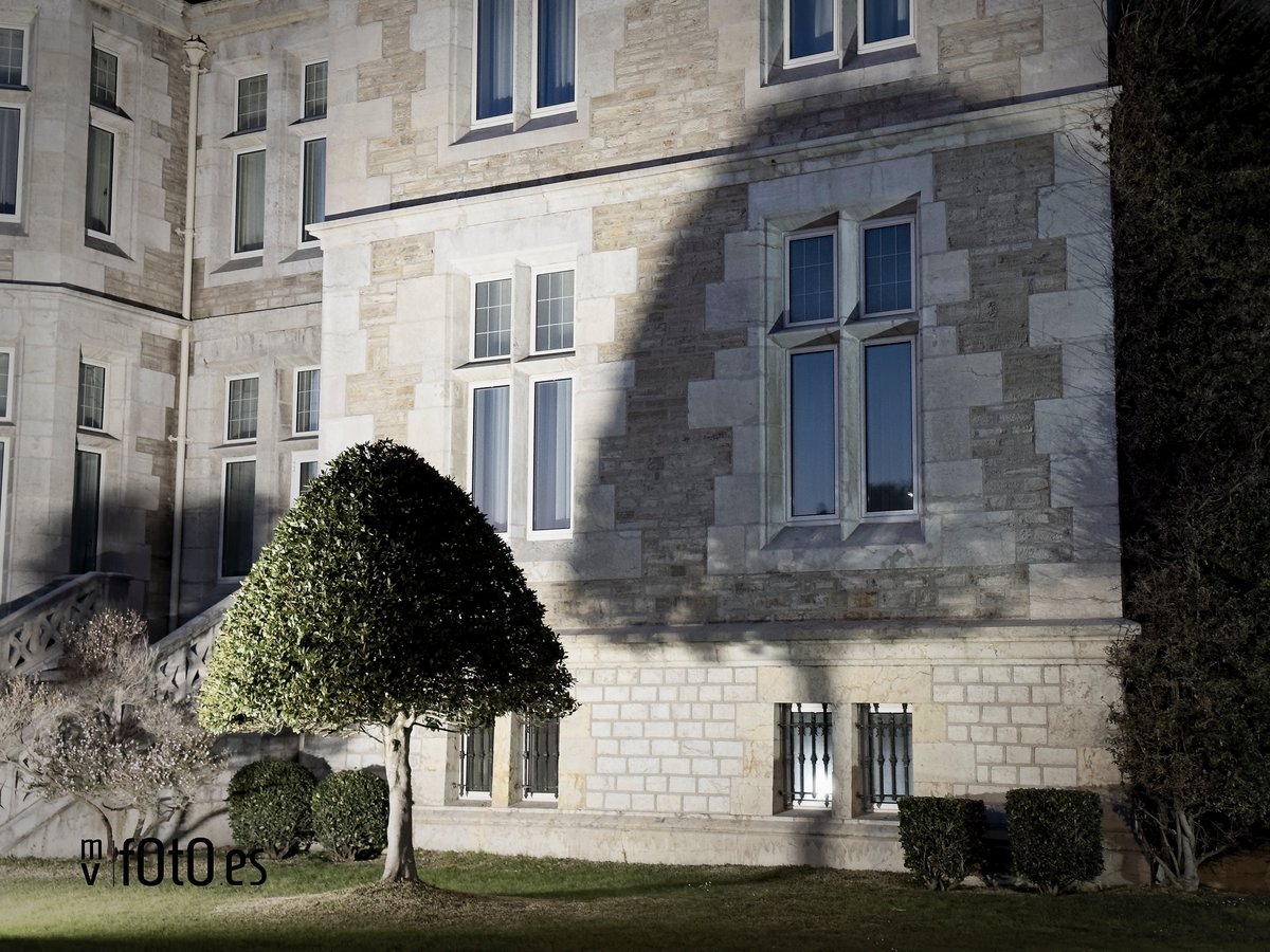 Titula esto.
"Enormes cosas Pequeñas".
"Pequeñas cosas Enormes".