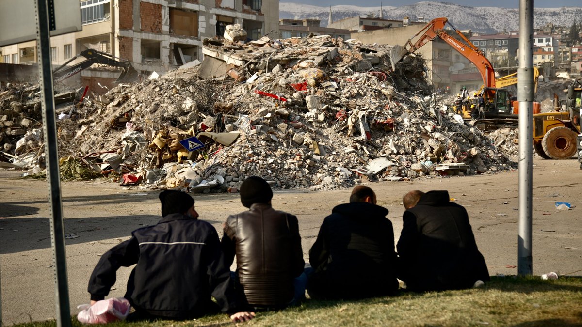..waiting for loved ones..wondering if they’re still alive, somewhere in the rubble . Our report from #Kahrahmanmaras #TurkeyEarthquake ⁦<a href="/edavebull/">Dave Bull</a>⁩ ⁦<a href="/sam_granville/">Samantha Granville</a>⁩