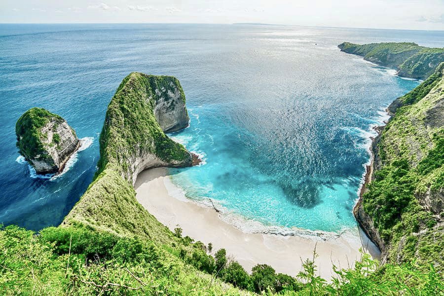 alq3oud's tweet photo. الشاطئ الالماسي في جزيرة بيندا اندونيسيا🏝️
 المعروفة ب NUSA PENIDA ISLAND

- موقع الجزيرة بجانب جزيرة بالي
- الانتقال لها بعبارة من بالي بتكلفة 75 ريال
- الفنادق فيها رخيصه جداً
- استأجر فيها دباب ب 20 ريال واستمتع
- اشهر الشواطئ:

1- Crystal Bay
2- Broken Beach
3- Suwehan Beach https://t.co/esid0LwWQQ