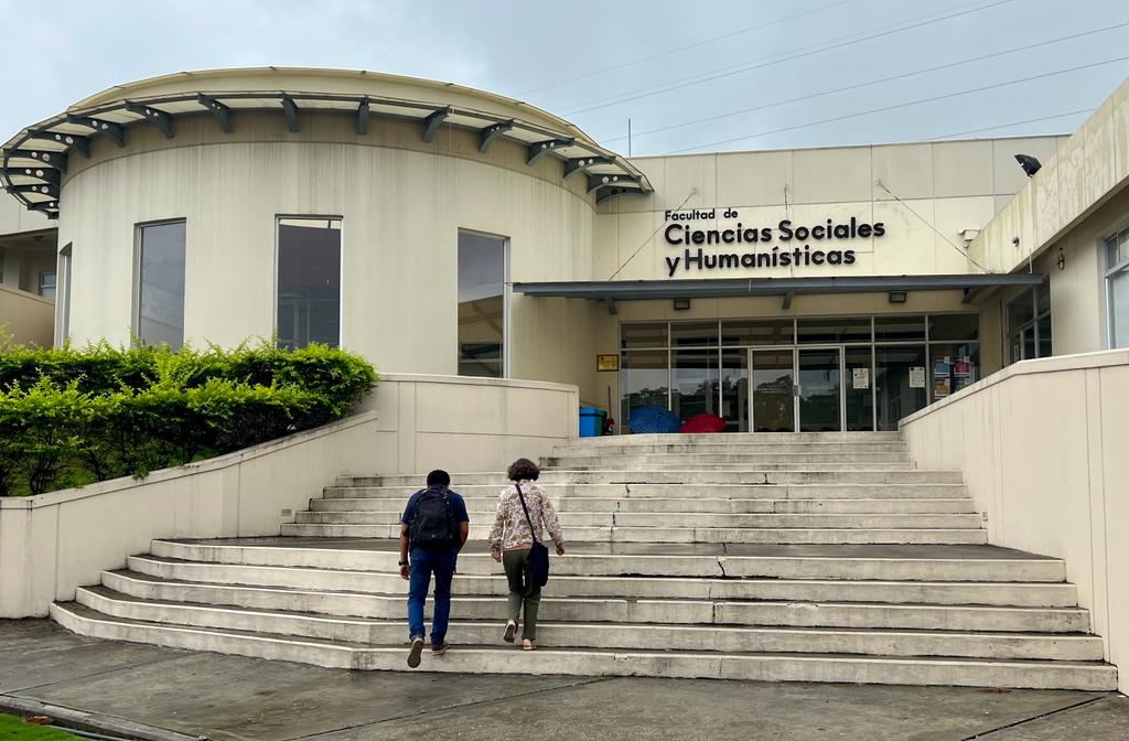 BiovIntCIAT_esp's tweet photo. 🇪🇨 El equipo #ClimaLoCa está en @espol Guayaquil en su reunión anual compartiendo avances y trabajando en identificar cómo sus iniciativas pueden generar más soluciones viables para mejorar la resiliencia de la cadena de cacao en Colombia, Ecuador y Perú.
#CambioClimatico #Cadmio https://t.co/mEl5gSk12A
