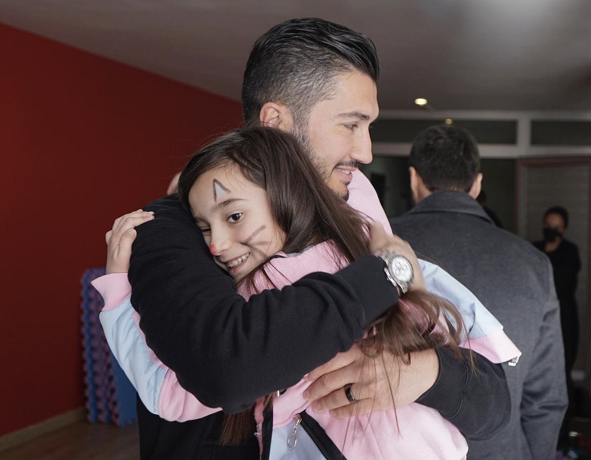 Antalyaspor bu süreçte neler yaptı?

👇🏻👇🏻

• İlk günden itibaren deprem bölgelerine 54 tır gönderdi. 
• 4 tesiste 130 odayı depremzedelere hazırladı.
• Teknik direktör Nuri Şahin başta olmak üzere tüm ekip tam destek verdi.