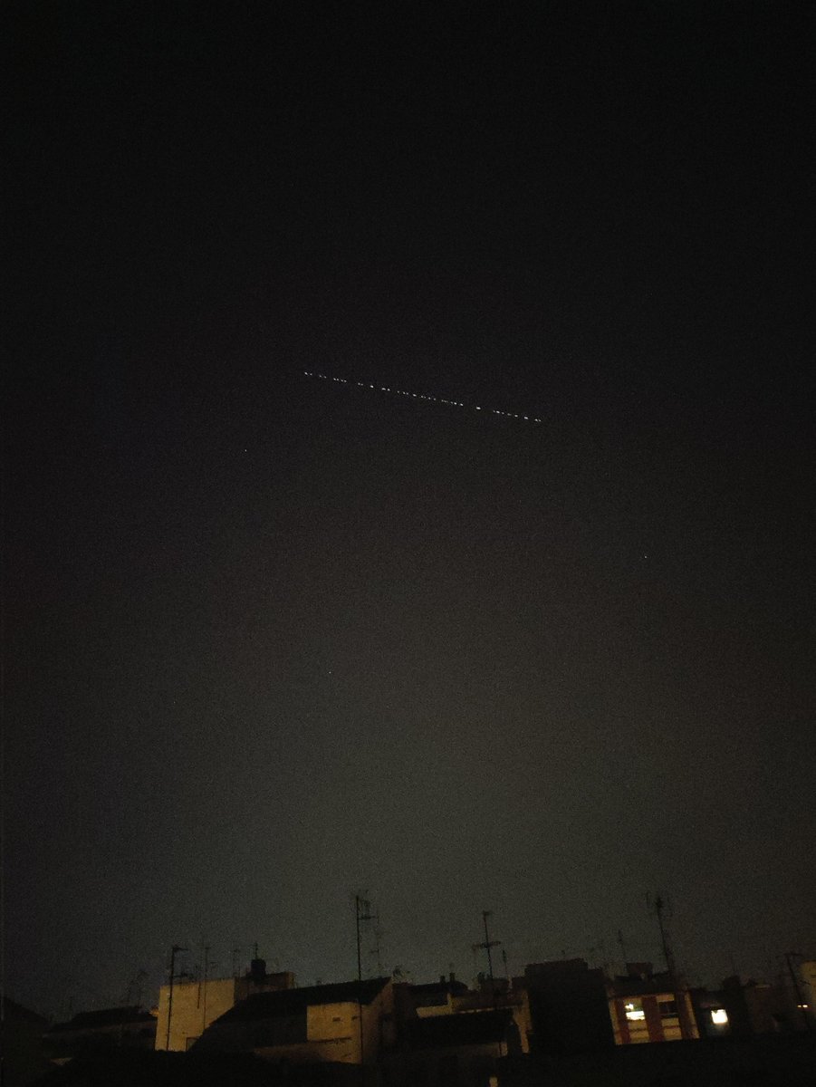 LariOrenga's tweet photo. Ahi va otra foto del tren Starlink de hoy https://t.co/CBhhymlsyQ