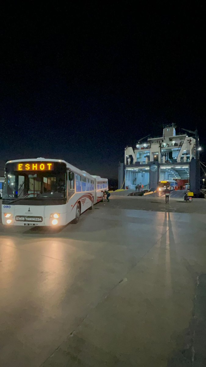 10 adet körüklü otobüsümüzü yatakhane ve mobil sağlık aracına dönüştürerek ilk 4'ünü gemiyle yola çıkardık.

Araçlarımız hem konaklama hem de sağlık hizmeti imkanı sağlayacak.