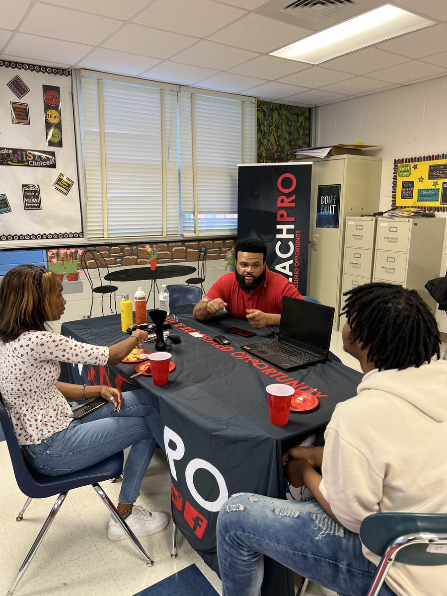 que_morgan's tweet photo. @fts @cte_ccs Terry Sanford ‘s FCCLA’s first Entrepreneurship Round Table Discussion to educated and inspired students to think outside the box about their own futures. Thank you to Shone Rich, Carlotta Winston, StyledToTheTee, and Melvin's at  Riverside  for giving your time! https://t.co/568zSm45kQ