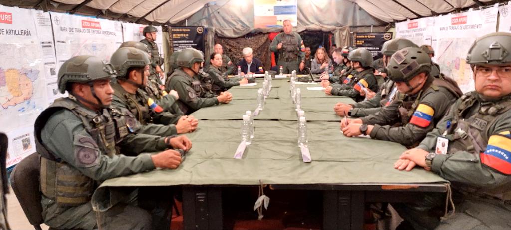 ieseofanb's tweet photo. En el Ejercicio de Comprobación para la Defensa Integral de la Nación, concerniente a la Decision del Comandante, los maestrantes de la Cohorte N°06 de la Maestría en Planificación y Conducción Operacional Militar.          @nicolasmaduro @padrinovladimir @dcabellor @felixosoriog https://t.co/aG2hTCN5At