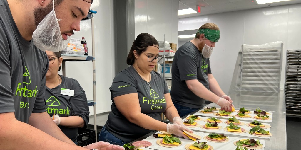 FirstmarkCU's tweet photo. Our newest Firstmark team members with our HR team volunteered at the @safoodbank to help package food for schools and daycares. It was a wonderful experience for the newest members of our team to see how Firstmark gives back to the community! ๐ค #FirstmarkCares #FirstmarkCU https://t.co/EV8WNVcLed