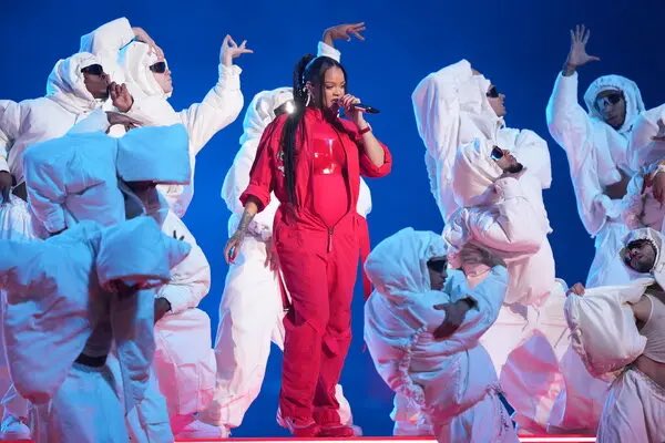 aol_lizzy's tweet photo. What’s with all the color symbolism in the media lately 👀🤔 #sus #Rihanna #SuperBowlLVII https://t.co/jHocGv29gq