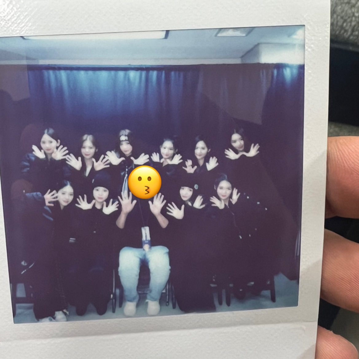 Hsung__'s tweet photo. Loonaverse/Dimension parallels 🫢

🌑 2018. LOONAbirth Fansign Stamp Event: Rehearsal + polaroid.
☀️ 2023. Pre-Con: Backstage + polaroid 

#이달의소녀 #트리플에스 #loona #triples #loonabirth #assemble https://t.co/GHUS9mJZMl