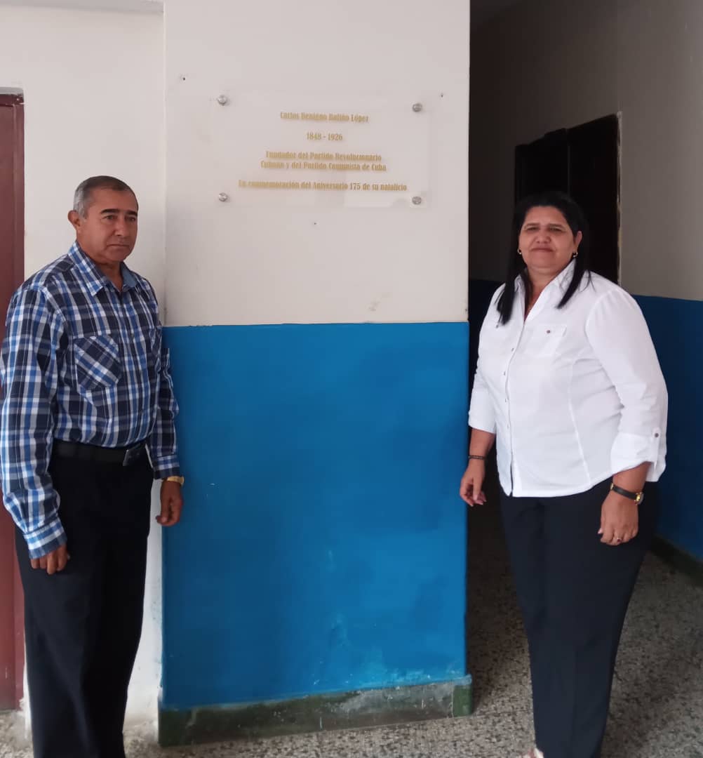 #RadioArtemisa Gladys Martínez Verdecía, Primera Secretaria del Comité Provincial del Partido en Artemisa y Enrique Garcés Montero, Presidente de la Cátedra Carlos Baliño López, develaron la tarja por aniversario 175 del natalicio del patriota.
#CubaViveEnSuHistoria