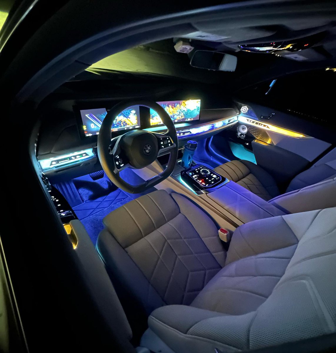 Lighting is everything! 😍 The inside of the new #BMWi7 screams Mercedes Who? The lit up grille also attracts a lot of stares on the road. Seems as if #BMW reached into its Rolls-Royce umbrella when designing the new #7series.