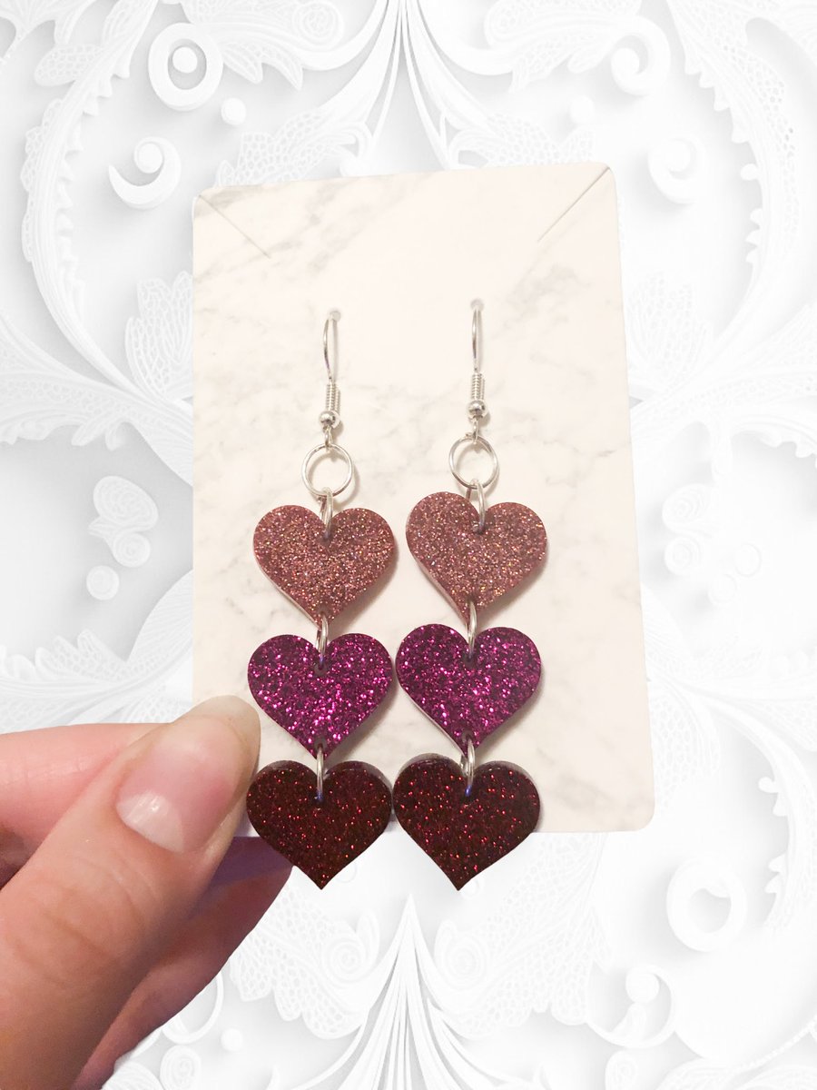 What if we kissed under the tri colored hearts? 🥹
#heartearrings #heartjewelry #ValetinesDay