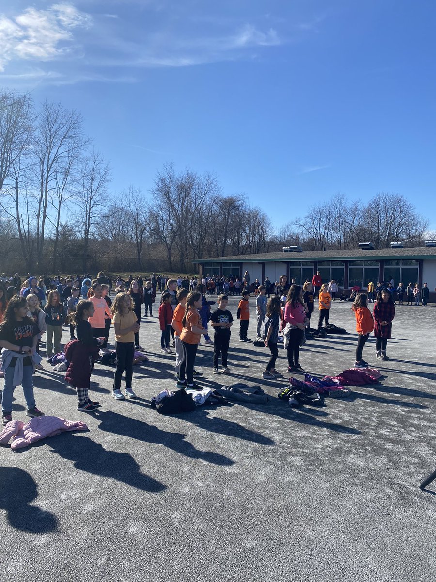 MsAmodeoAP's tweet image. Happy 100th Day of School!! 🧡🖤🤍 @GoMESDukes @MrsValloneK  #100yrsyoung #guestreader #exerciseinthesunshine!