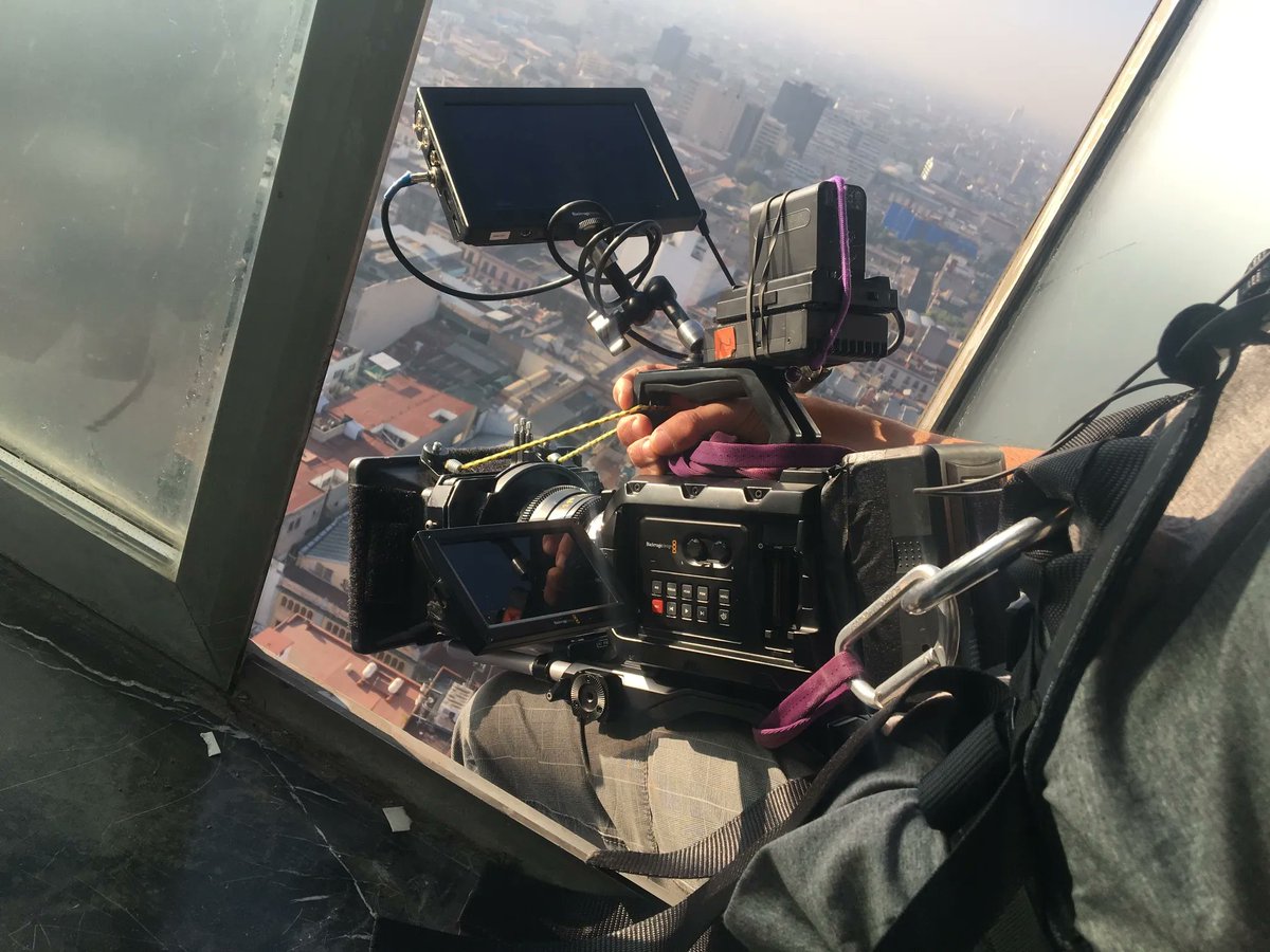 simplementeMX's tweet photo. En acción nuestra cámara @Blackmagic_News URSA Mini Pro 4.6K G2, óptica @ARRIChannel Ultra Primes Super35 y monitor @Blackmagic_News Video Assist 7” 12G HDR. Equipos disponibles para rentar

#RentasSimplemente #UrsaMiniPro #Arrilenses https://t.co/aaN4jU3xM1