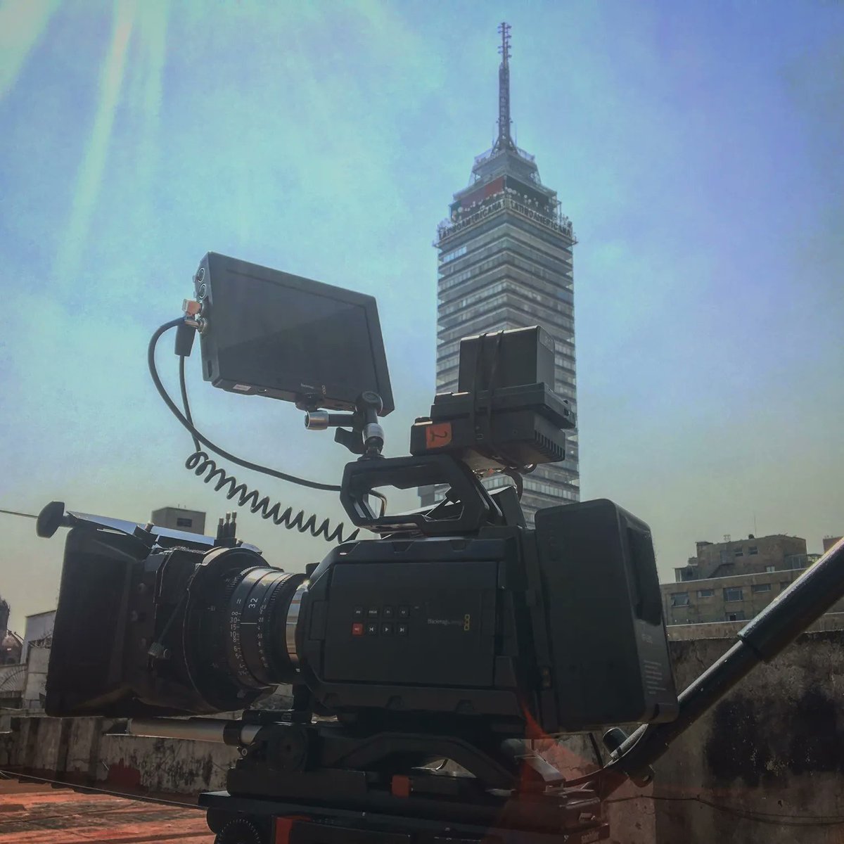 simplementeMX's tweet photo. En acción nuestra cámara @Blackmagic_News URSA Mini Pro 4.6K G2, óptica @ARRIChannel Ultra Primes Super35 y monitor @Blackmagic_News Video Assist 7” 12G HDR. Equipos disponibles para rentar

#RentasSimplemente #UrsaMiniPro #Arrilenses https://t.co/aaN4jU3xM1