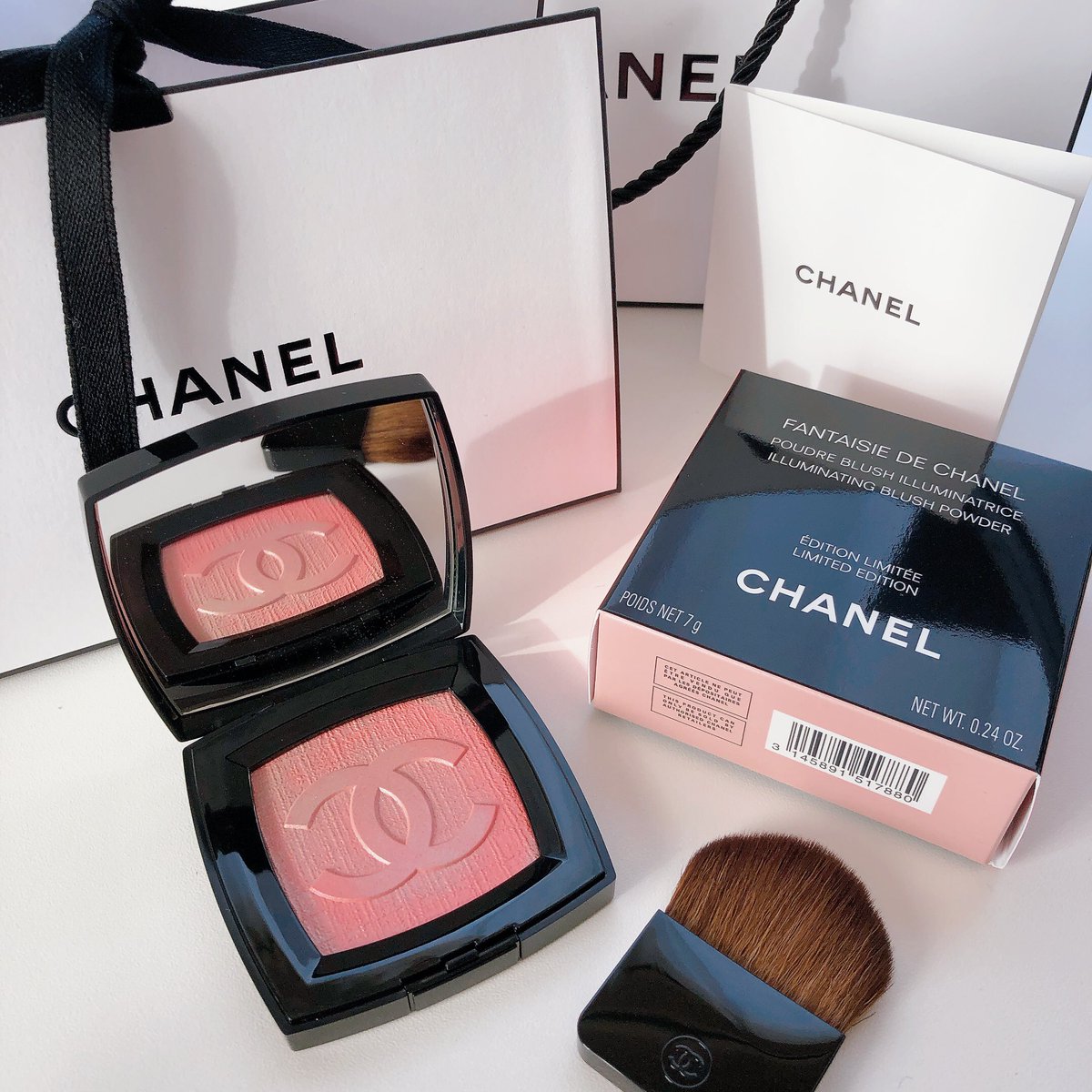 _u6slx's tweet photo. CHANELの春コレクション🌸⸝⸝⸝

ファンテジードゥシャネルがかわいすぎて使うの躊躇う。箱の側面がピンクなのもかわいすぎる🩰 https://t.co/qe79Q3RF9p