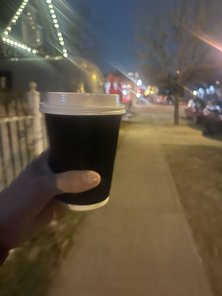 5 coffee houses in Oak Cliff. All in walking🚶🏾‍♂️distance of each other. 3 closed, one “about to close.” @WildDetectives for the win for an evening chi tea latte.