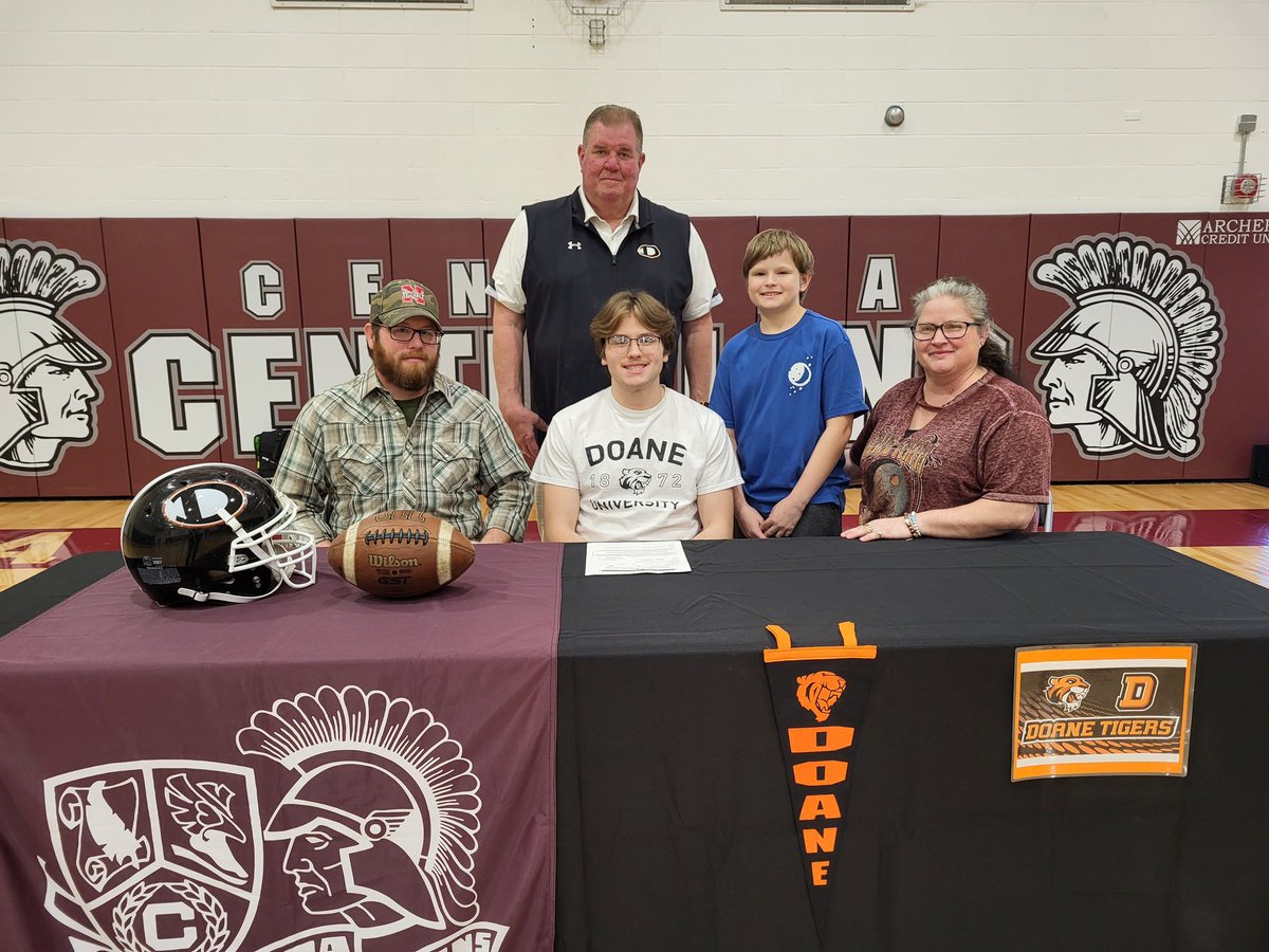 Officially official. Thank you to coach Reeves for making it out to my signing day! <a href="/DoaneFootball/">DoaneFootball</a> <a href="/bear7865/">John Reeves</a>