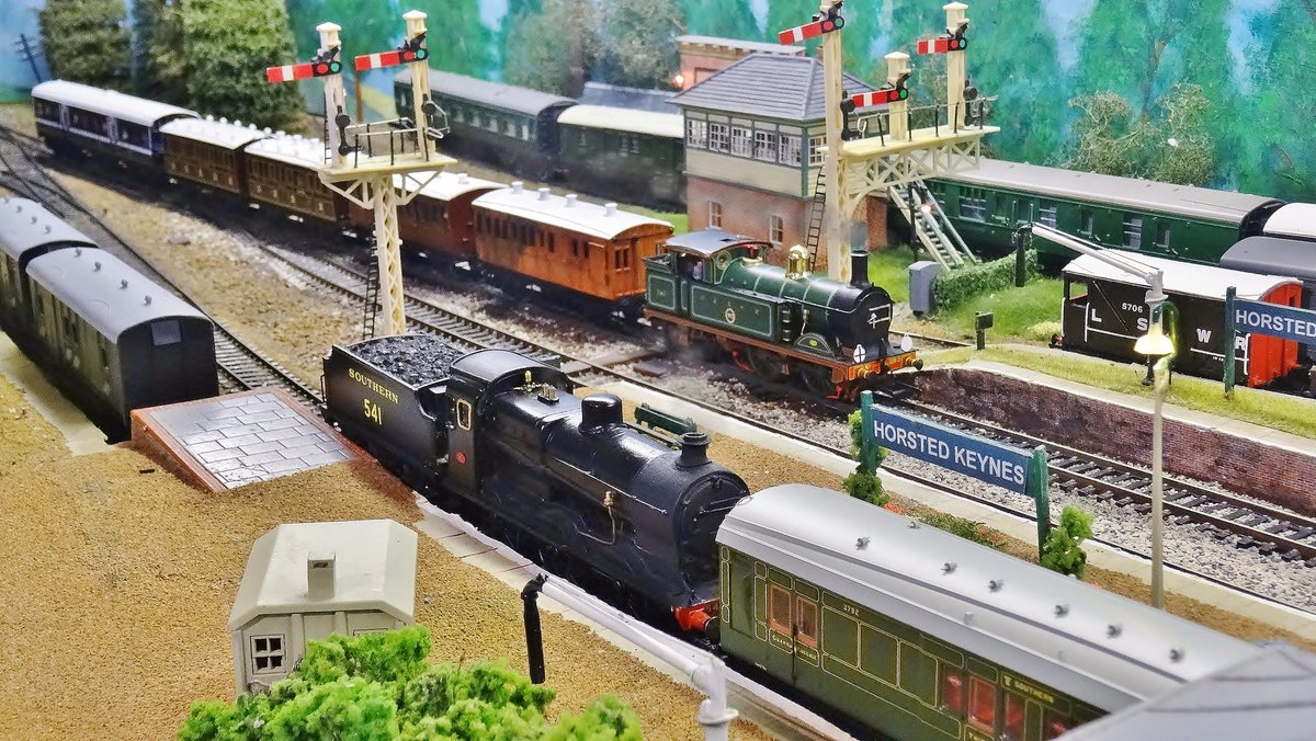 MattwicksBMR's tweet photo. It's an oldie, but a few photos, one day it will return, when I find someone brave enough to make some baseboards 😅
#TwitterModelTrainShow #TMRGUK #ModelRailway #Hattons #Hornby #BluebellRailway #H2Atlantic https://t.co/pH8IMpd4rE
