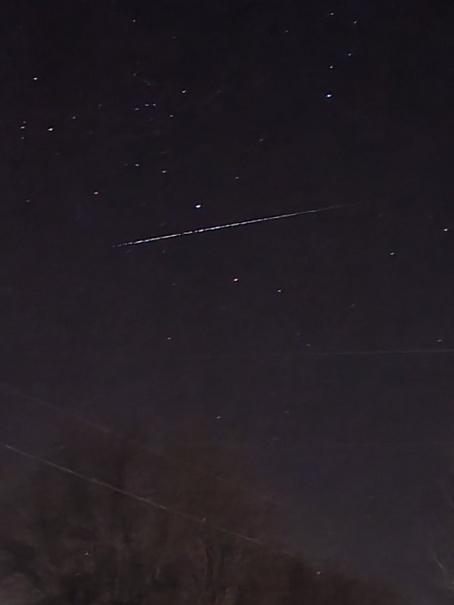 859Queen's tweet photo. Caught a quick shot of the Starlink Satellites passing by! Picture isn't the best but it was amazing to see. @Kentuckyweather #starlinksatellites https://t.co/i7XjKnTOhk