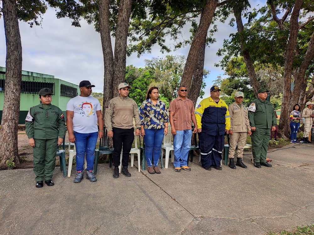 fmarbol_bolivar's tweet photo. Hoy #13deFeb en el marco de la celebración del Dia Nacional del Guardaparques, en el Municipio Angostura del Orinoco específicamente en el parque Leonardo Ruiz Pineda la UTEC Bolívar efectuó un acto conmemorativo a los y las Guardaparques en su día
#JuventudIntegraciónYPaz https://t.co/4Oc74lfNOx
