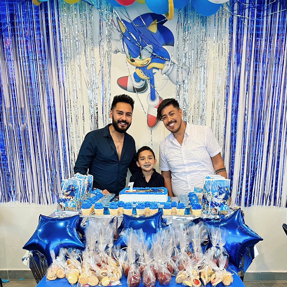LosDaddies's tweet photo. Súper contentos de poder festejar el cumple #7 🎂 de nuestro hijo 👨‍👨‍👦 #familia #homoparental #fiesta 🎉#cumpleaños #sonic #pastel 🍰 #globos 🎈 @_DanielVela @AlanAlcantar_ https://t.co/fWJo3M4lLV