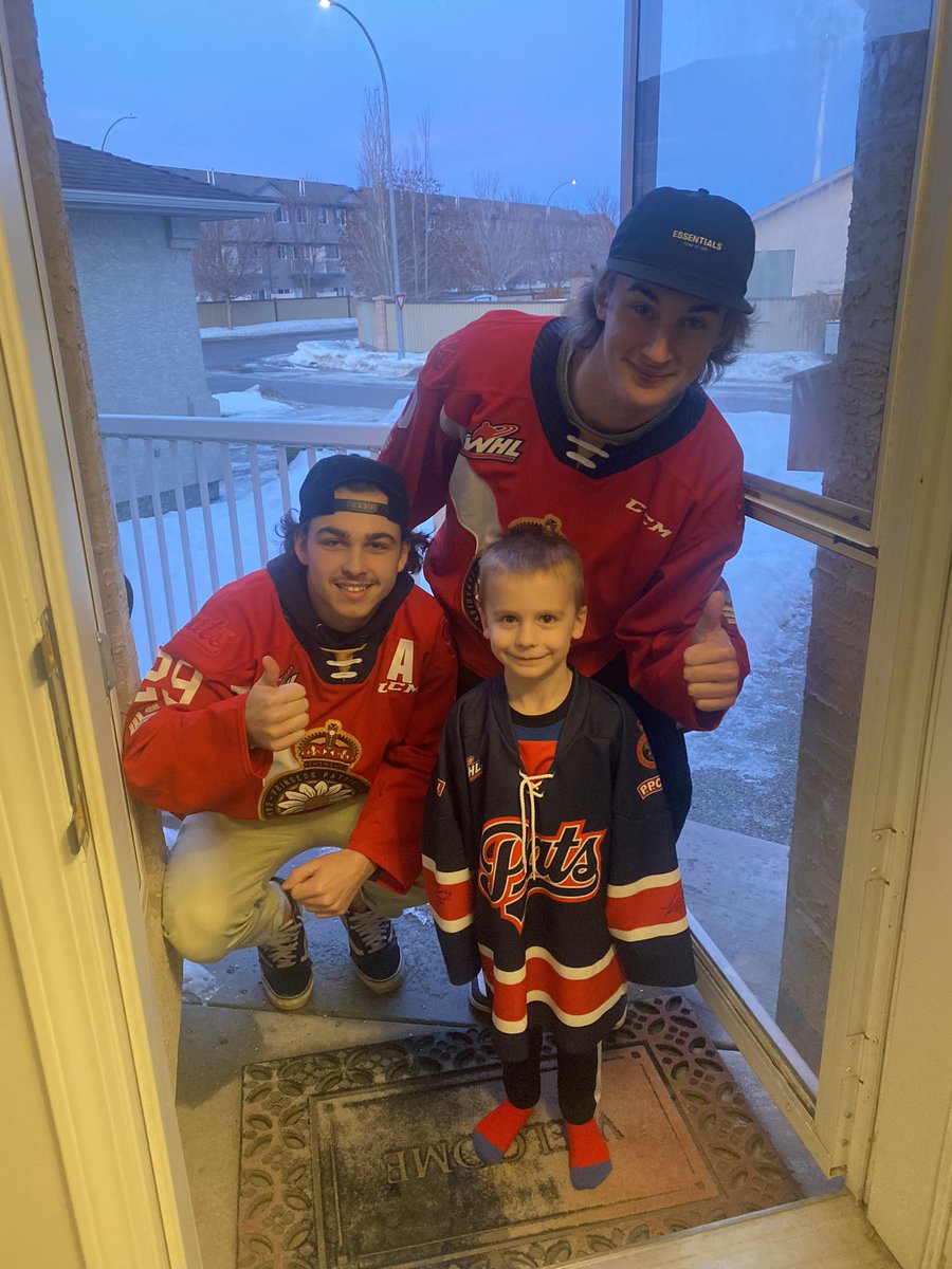 jason_74's tweet photo. Thanks @WHLPats and @wpizz for the delivery tonight!! #haveaheart #GoPats https://t.co/bS2pkwA8aH