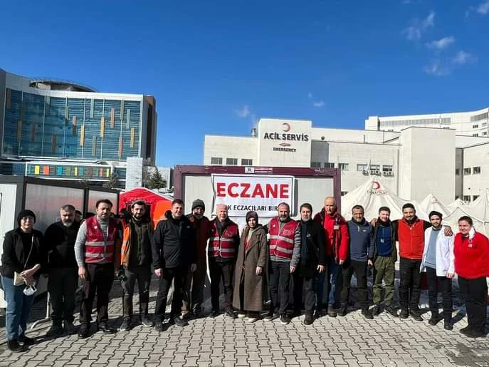 aydineczacioda's tweet photo. Bu iş bir gönül işi, gönüllülük işi…
Depremin yaralarını bir nebze olsun sarabilmek için Türkiye’nin her yerinden gelen eczacılar ve eczacı teknisyenleri gibi,Aydın’lı eczacılar olarak biz de sahadayız. Destek veren tüm meslektaşlarımıza şükranlarımı sunuyorum. https://t.co/JmbRoqGbGV