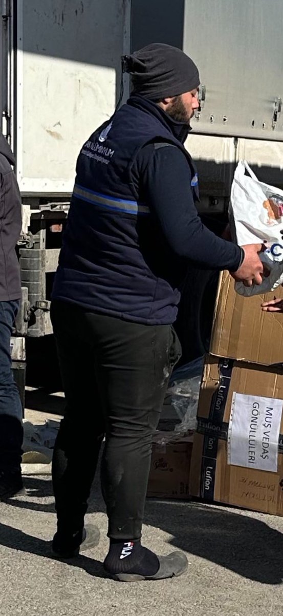 Çok hikâyeye denk geldim, kimi mutluydu kimi hüzünlü.

Fakat ne hissedeceğimi bilemediğim, Osman’ın hikâyesiydi.

Adam, 2 çocuğunu, eşini, anne ve babasını, kız kardeşini toprağa verdikten sonra, belki can kurtarırım, umuduyla enkaz kaldırma çalışmalarına katılmış.