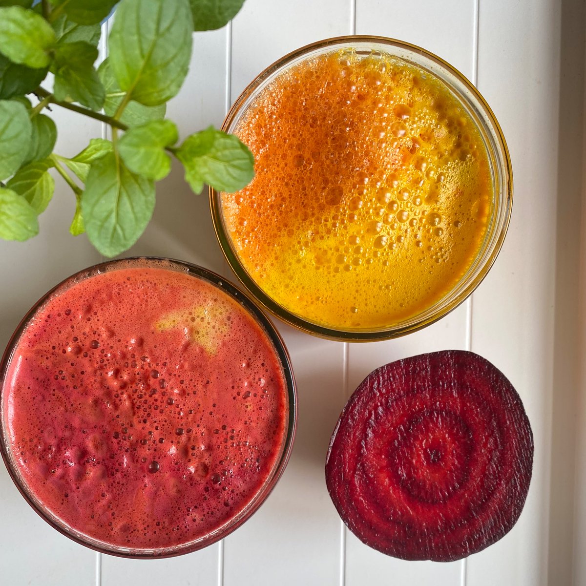 InesHandler's tweet image. Fresh juice made of carrots, apples, oranges, one lemon, tumeric, a small piece of ginger and half a beetroot.